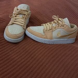 Women’s nike low top jordans! Size 8